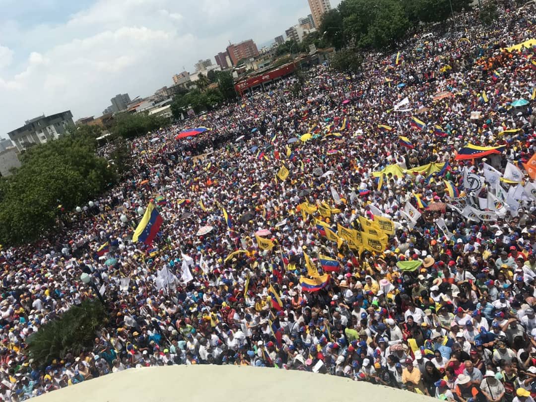 jguaido's tweet image. ¡Grande #Barquisimeto, Grande #Lara!

Mi corazón y mis esfuerzos están puestos en nuestra Libertad. 

Una libertad que el régimen se esfuerza en apagar bloqueando el paso e impidiendo que nuestra voz sea escuchada, pero se les olvida que la voz de un país no puede callarse.