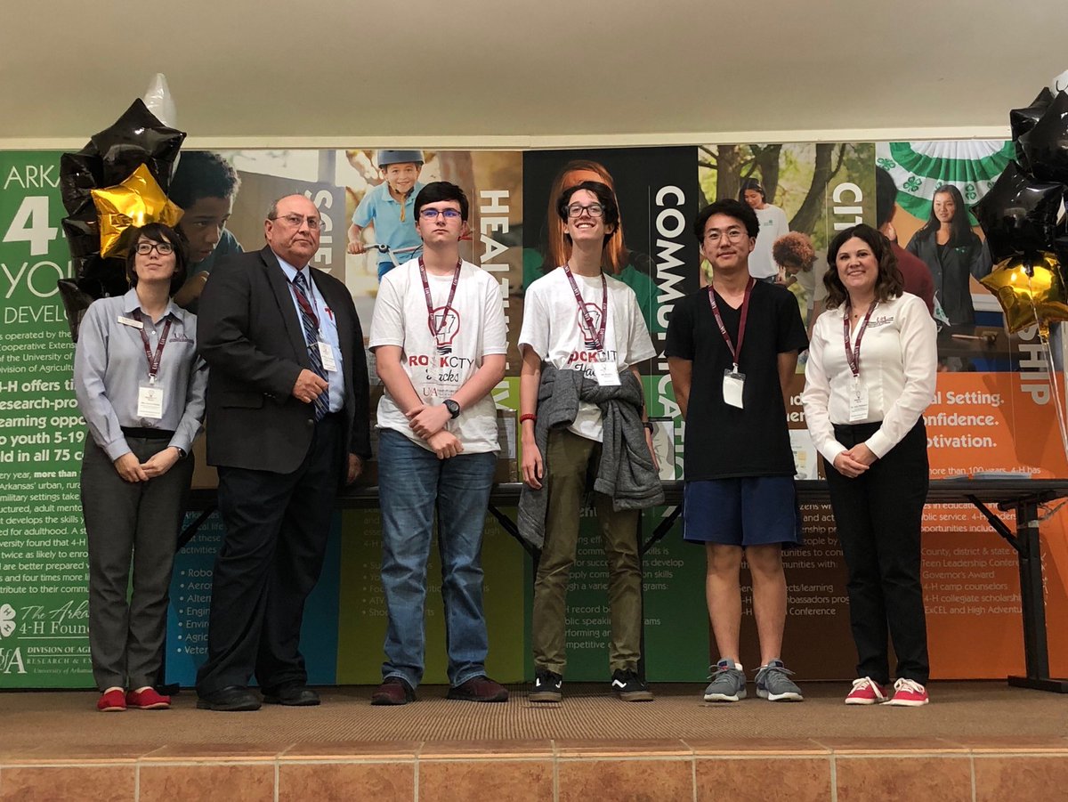 The #RockCityHacks award for the best presentation goes to ⁦<a href="/eStemPCS/">eStem PCS</a>⁩’ Quiz Bowl team #hackathon ⁦<a href="/AginArk/">UA System Div of Ag</a>⁩