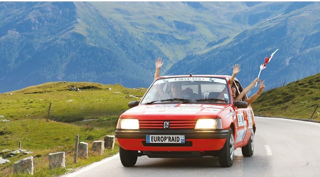 HumanumRaid's tweet image. Europ’Raid c'est 70kg de fournitures scolaires pour les écoles des pays de l'Est. C’est un tour d’Europe culturel et solidaire de 10000 kms à travers 20 pays en 22 jours.
C'est le premier projet que nous avons décidé de réaliser, car il lie à la fois voyage et humanitaire.