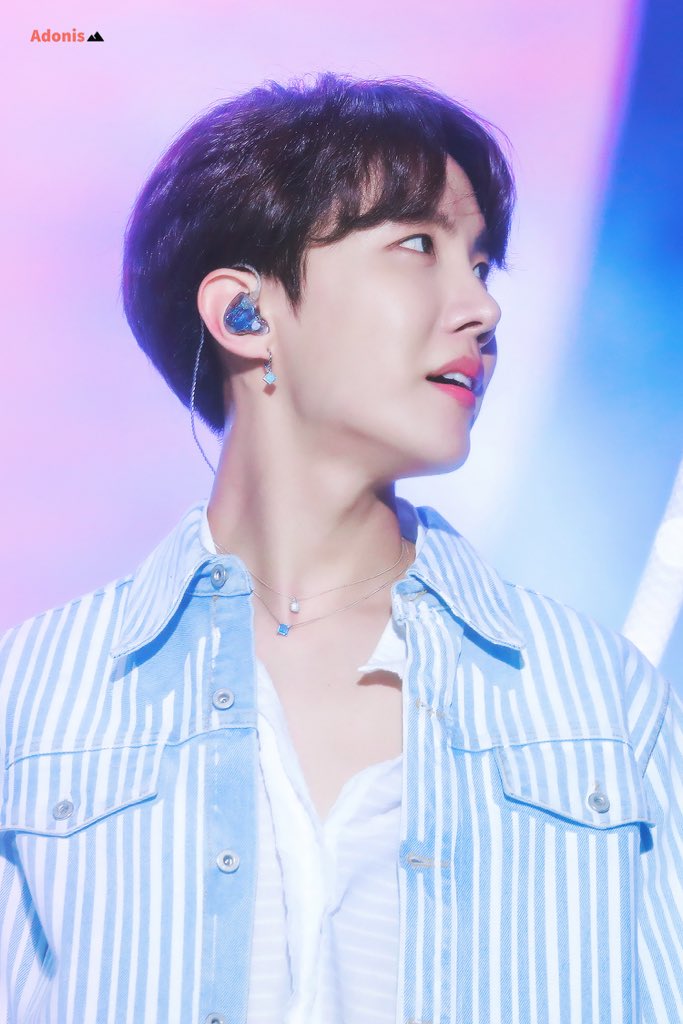Adonis_Hoseok's tweet photo. 190428 SBS 
#제이홉 #정호석 #JHope
#BTS #방탄소년단
🤩🤩
#BBMAsTopSocial BTS @BTS_twt https://t.co/tGDdmUFP4a
