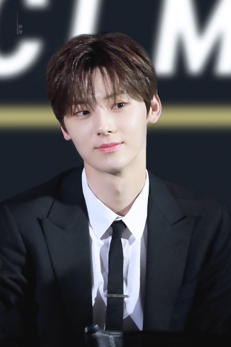 mj_mh0809's tweet photo. 190424 더팩트 뮤직어워즈 

어떤 말을 골라야 할지 잘 모르겠어서. 잘자고, 좋은 꿈을 꾸고, 오늘도 예쁜 하루를 보냈으면 좋겠어. 오늘은 웃음이 끊이지 않을 그런 날일 거야:)

#민현 #황민현 #minhyun #NUEST #Happily_Ever_After #BET_BET
#20190429_6PM
#오직_뉴이스트에_집중해_BETBET https://t.co/TShjVbgzgZ