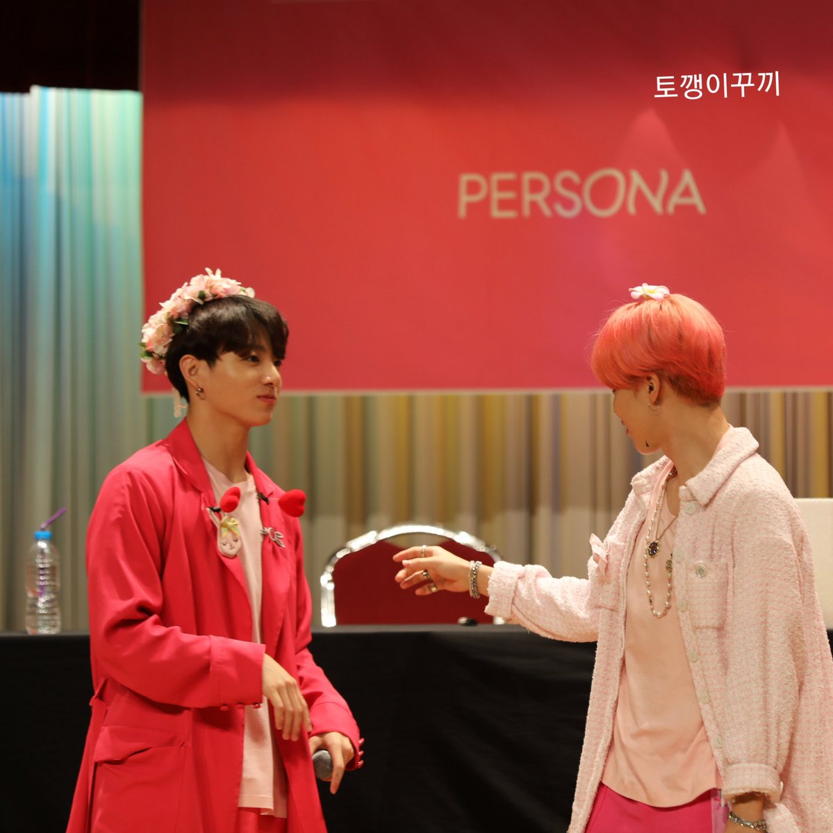 guricake_bts's tweet photo. 20190427  
상암 사운드웨이브 뮤직코리아 팬싸

지.국  막라 장난 넘 좋다😍

#BBMAsTopSocial BTS @BTS_twt 
#BTSV #BTS #JUNGKOOK #JIMIN #jhope #taehyung #NAMJOON #JIN #SUGA https://t.co/qakQT0GRdS