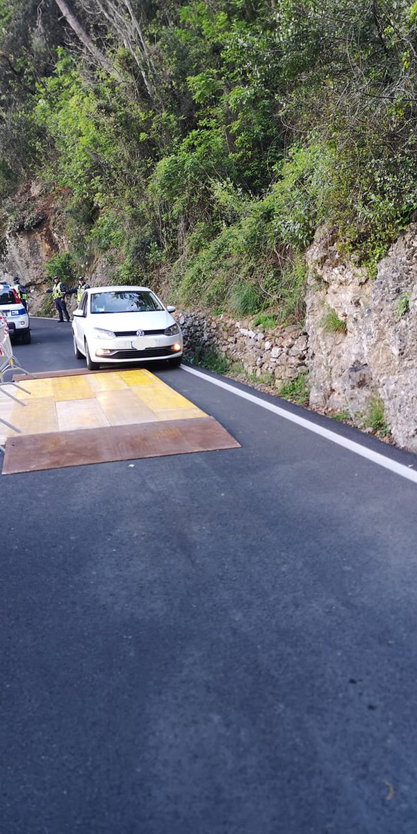 GenovaMetropoli's tweet photo. #SP227 di Portofino: riaperto tratto interrotto per cedimento asfalto, consentito transito in entrambi i sensi fino ad ore 7.00 del 29/4, quindi chiusura della strada fino al primo pomeriggio, termine previsto per i lavori di ripristino. https://t.co/0L8wwh78Fh