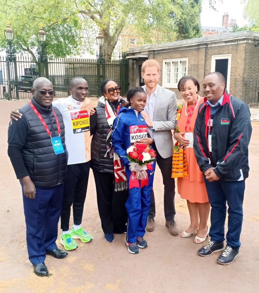 commonwealthsec's tweet image. #TeamCommonwealth dominates the #LondonMarathon with a clean sweep. 

Winners are from:
1. Australia
2. Kenya
3. United Kingdom

Prince Harry was at the London Marathon finish line. He joined @PScotlandCSG and @AMB_A_Mohammed to congratulate the two winners from Kenya.