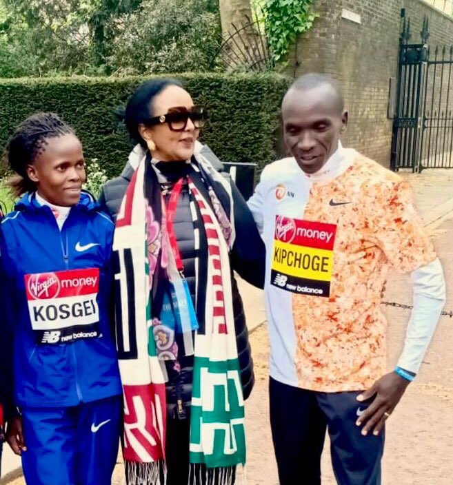 commonwealthsec's tweet image. #TeamCommonwealth dominates the #LondonMarathon with a clean sweep. 

Winners are from:
1. Australia
2. Kenya
3. United Kingdom

Prince Harry was at the London Marathon finish line. He joined @PScotlandCSG and @AMB_A_Mohammed to congratulate the two winners from Kenya.