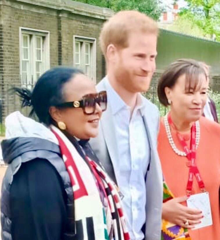 commonwealthsec's tweet image. #TeamCommonwealth dominates the #LondonMarathon with a clean sweep. 

Winners are from:
1. Australia
2. Kenya
3. United Kingdom

Prince Harry was at the London Marathon finish line. He joined @PScotlandCSG and @AMB_A_Mohammed to congratulate the two winners from Kenya.