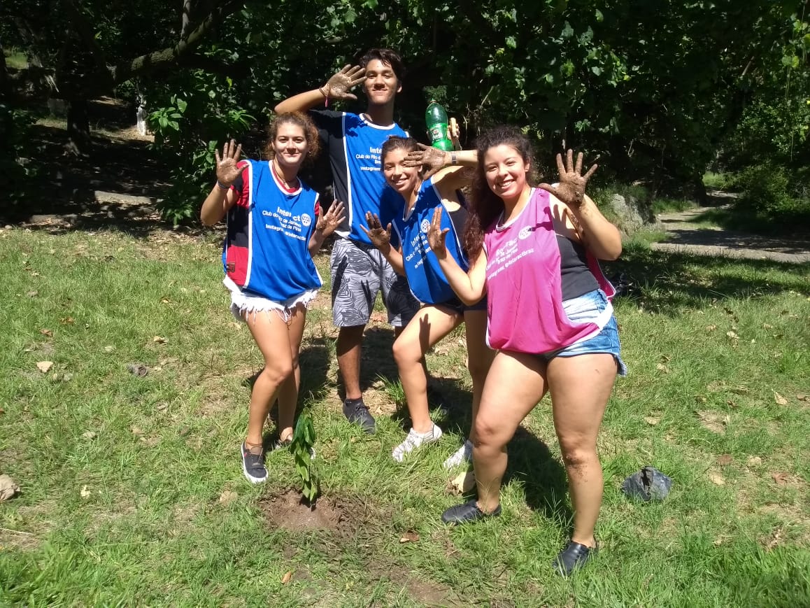 BrazInteract's tweet image. Foi hoje o plantio das mudinhas, No parque Ari Barroso.
Esse é o Interact agindo em prol do meio ambiente!! 🌳🌻🌿