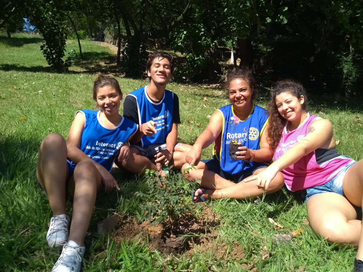 BrazInteract's tweet image. Foi hoje o plantio das mudinhas, No parque Ari Barroso.
Esse é o Interact agindo em prol do meio ambiente!! 🌳🌻🌿