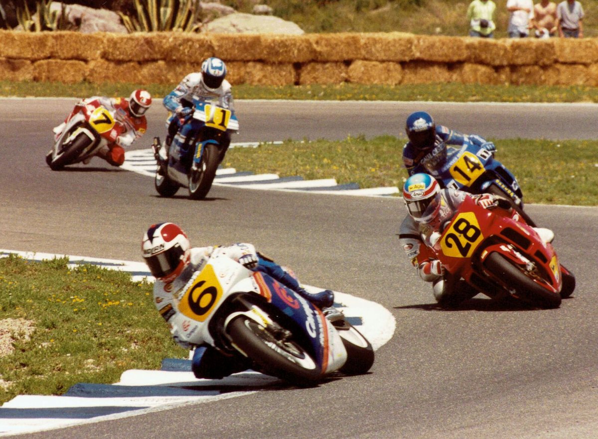 La antigua "chicane" del circuito de Jerez durante la carrera de 500cc de 1990. Pons, Barros, Ruggia, Garriga y MacKenzie domando las 2T. c/c <a href="/JesSanSan/">JESUS SANCHEZ SANTOS</a> (Foto <a href="/rivero_1971/">Álvaro Rivero</a>)