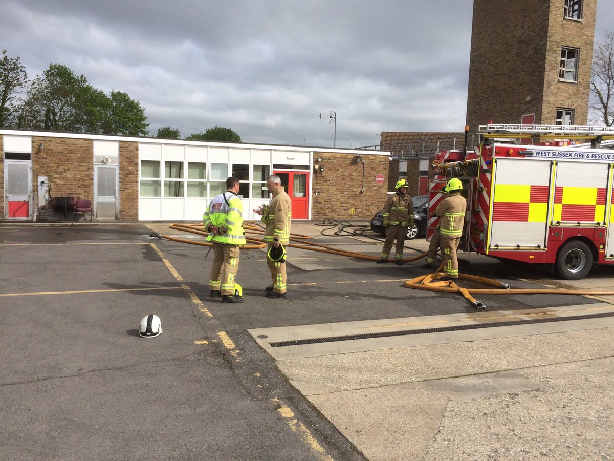 EastWitt_stn40's tweet photo. Sunday morning training with @BognorFire E watch... Great hospitality and coaching @WestSussexFire #opsready #alwayslearning #proudtobeoncall https://t.co/zftbXj2ORS