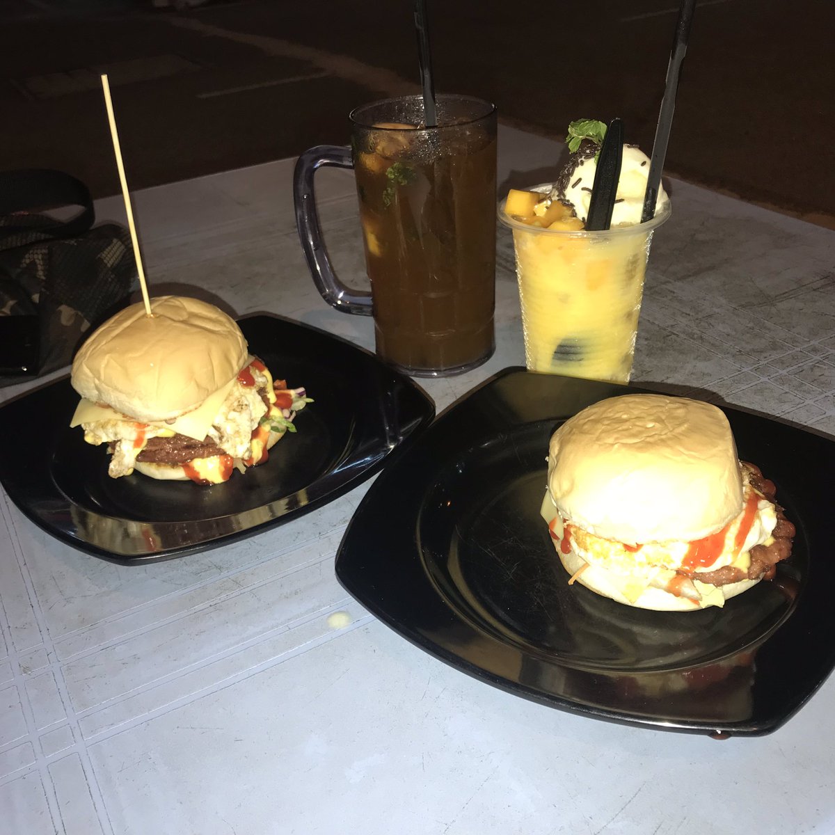 TwtFood's tweet photo. RM5 mango float &amp; awesome burger &amp; satay place?! Yes pls! (Planetz Burger, Nusa Sentral 🇲🇾) https://t.co/uIW9qwrhlg