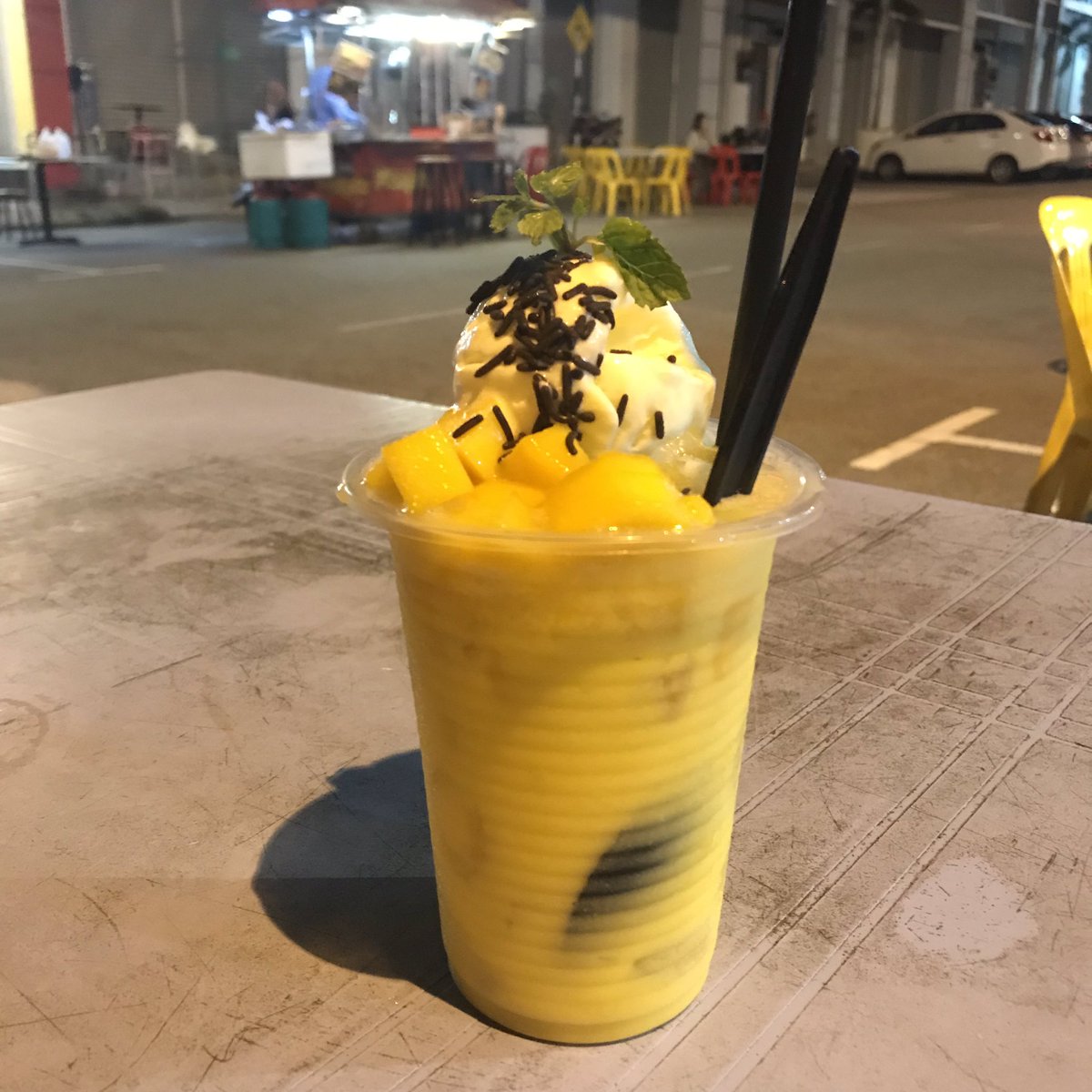 TwtFood's tweet photo. RM5 mango float &amp; awesome burger &amp; satay place?! Yes pls! (Planetz Burger, Nusa Sentral 🇲🇾) https://t.co/uIW9qwrhlg