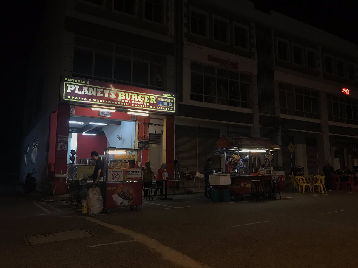TwtFood's tweet photo. RM5 mango float &amp; awesome burger &amp; satay place?! Yes pls! (Planetz Burger, Nusa Sentral 🇲🇾) https://t.co/uIW9qwrhlg
