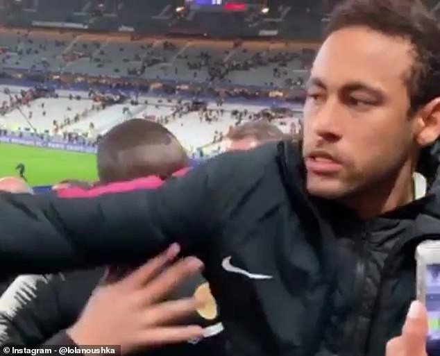 gidipurity's tweet photo. [Video]: Watch as Neymar throws a punch at a football fan after game loss https://t.co/XdtEbEgQ19 https://t.co/jCYk1KA1S5