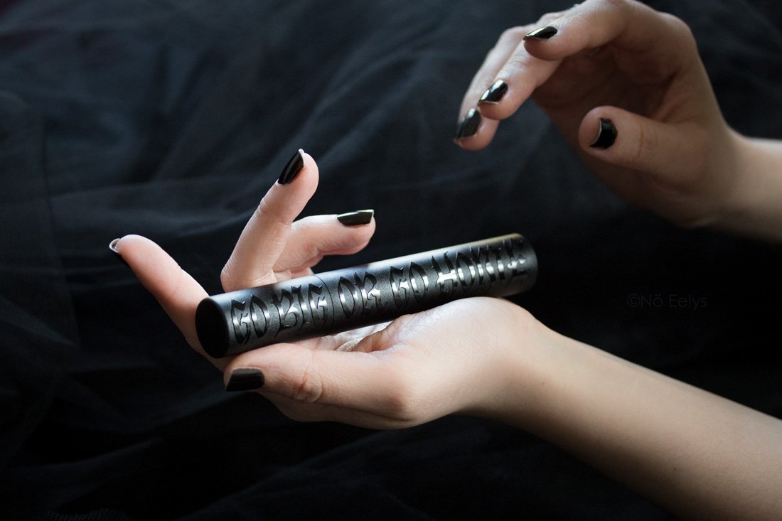 I don't think I ever enjoyed taking photos of a mascara until I got my hands on this new one by @KATVONDbeauty 🖤
More photos: bit.ly/GBigGHome <a href="/thekatvond/">Kat Von D</a> <a href="/Sephora/">Sephora</a> #gobigorgohome