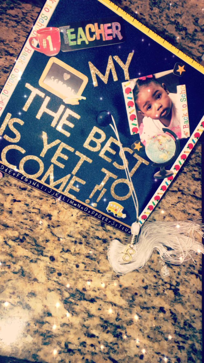 ayeee_gorgeous_'s tweet photo. Late post, but ya girl got her degree! I did it for us 💓🙌🏾 .. UICGRAD18 https://t.co/YN9BdPjhc6