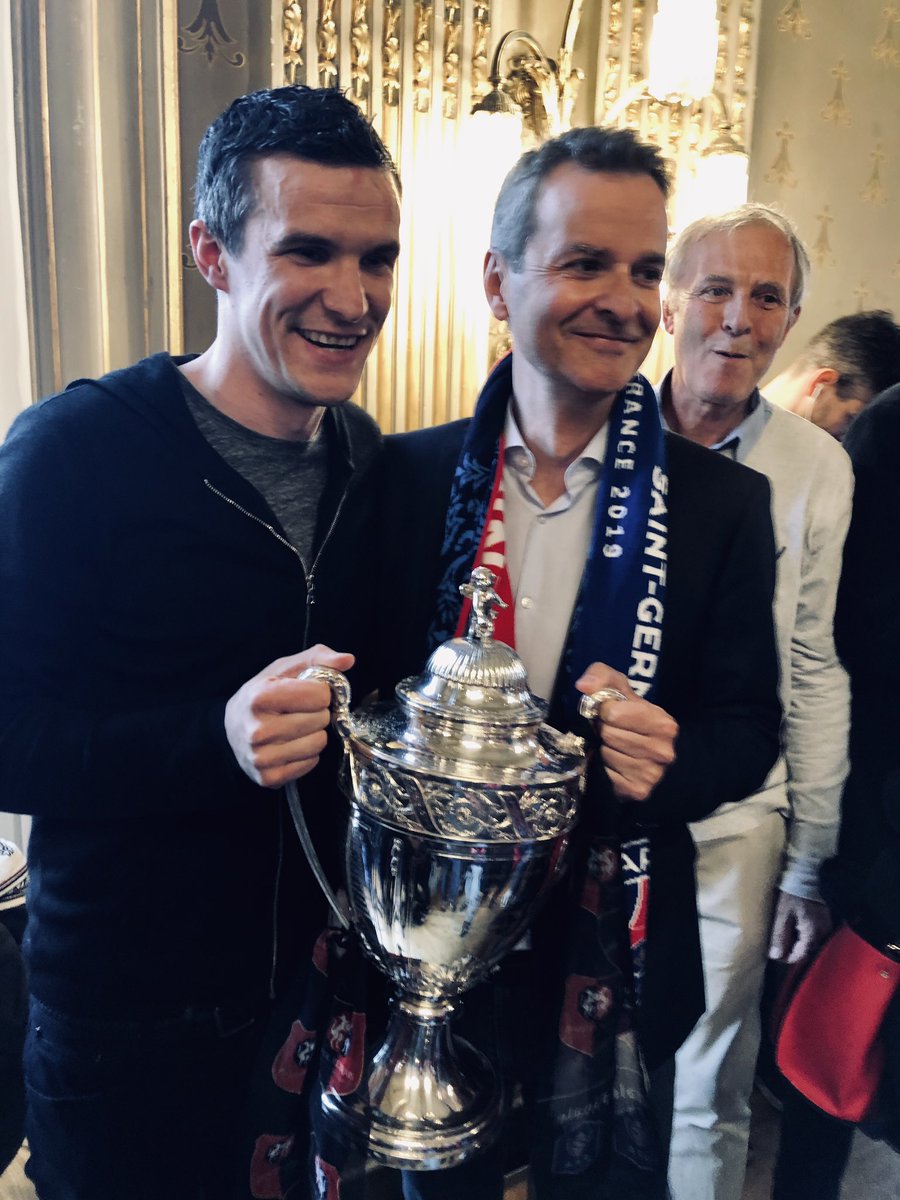 emmanuel_couet's tweet photo. Des émotions incroyables, une grande fierté, des souvenirs inoubliables... 

Merci, encore merci ! 🙏 ❤️⚫️ 🏆

#ToutDonné #AllezRennes #CoupeDeFrance #Rennes https://t.co/0WFt9CYM4G