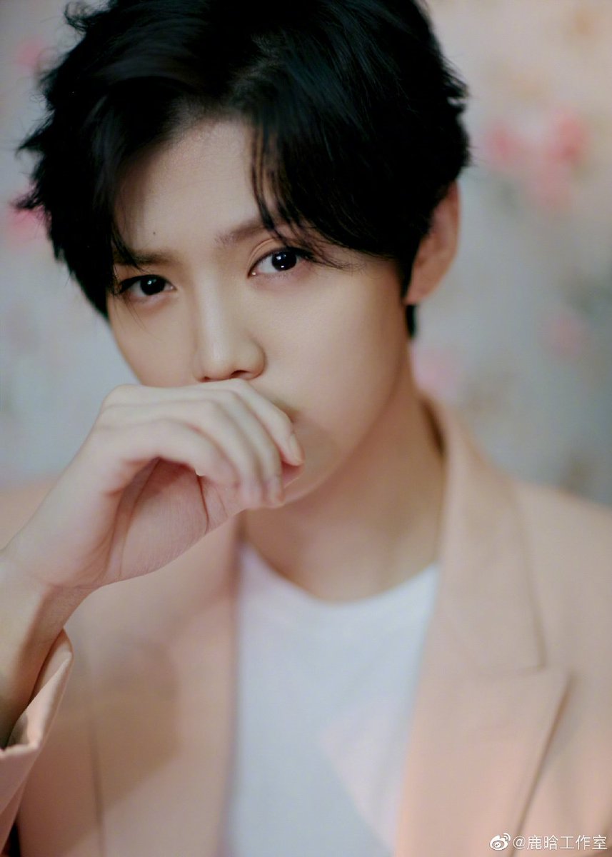 luking0420's tweet photo. [NEWS] 190429 #LuHan Studio updates: What is handsome buff? These are called handsome buff, good night. (2) https://t.co/FIPmGLPIyG