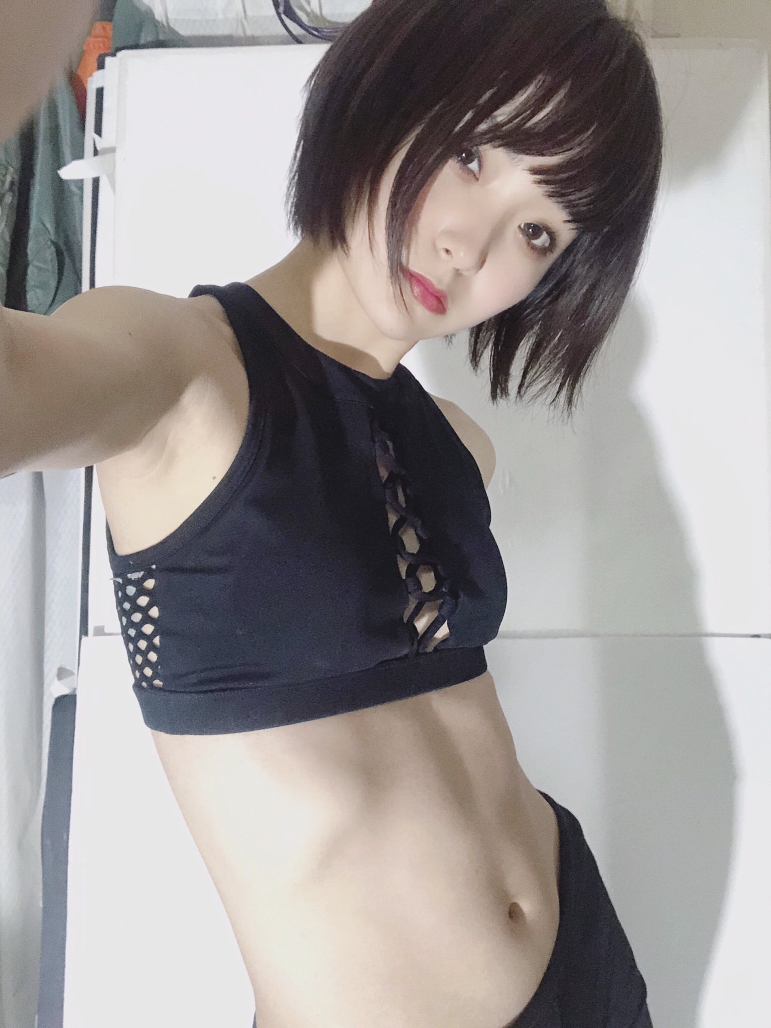腹筋　貧乳 