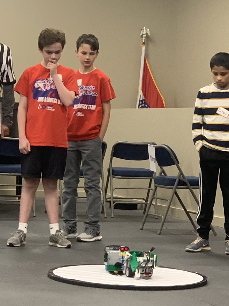JulieANichols's tweet image. There were several teams representing @jmscyclones Sat at the @CpsstemAlliance #SumoBot Event. @MattVillasana #CPSBest