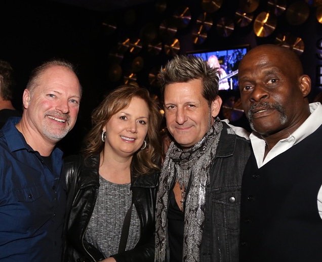 RTGband's tweet photo. RTG's singer/songwriter Dave Liniarski and his beautiful wife Cindy with Robert Wagner and David Winans II at the Soundboard at Detroit's MotorCity Casino. #RTGBAND #daveliniarski #davidwinans #SaveMe #powerofyou #detroit #PureMichigan #detroitrocks #SoundBoard #MotorCityCasino https://t.co/VuHrvNPap0