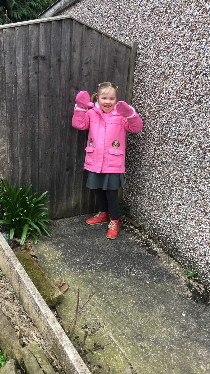 scarlettsworlds's tweet photo. On the rare occasion she’s happy to go school, these moments need to be captured ❤️ https://t.co/3cFrFiLCzH