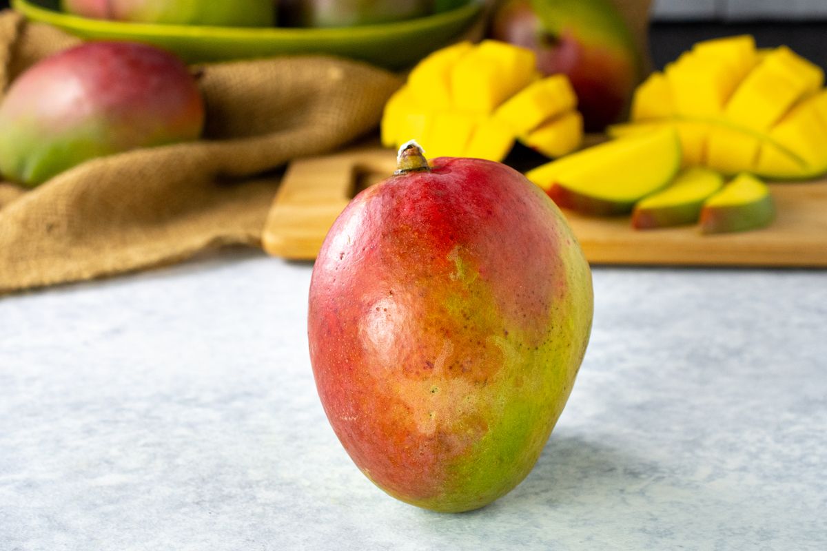 MelissasProduce's tweet photo. The #producepickoftheweek is an item that's here for a good time not a long time so get them while you can - tree ripened mangoes 🧡Be sure to tune in to @ChefJamieGwen Radio show on @KABCRadio today at 12 PDT to hear more! 🎙 https://t.co/2mSpeOHVAH