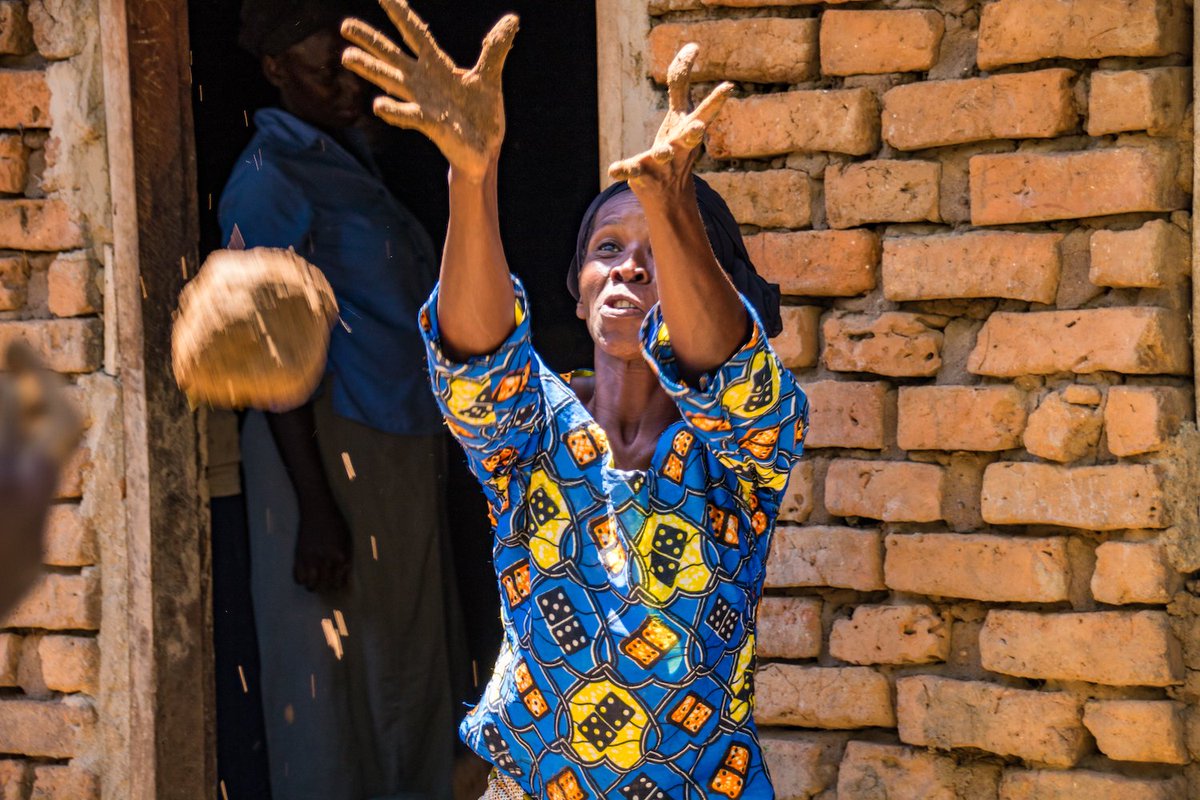kibogroup's tweet photo. Teamwork makes the dream work! Our Healthy&amp;Safe Kitchens staff teaches communities how to build stoves out of free materials, but they still require an investment of time&amp;money! But that's no problem in Buluvu village where the community is united for a healthier village for all! https://t.co/RCG9Q0Ds7D