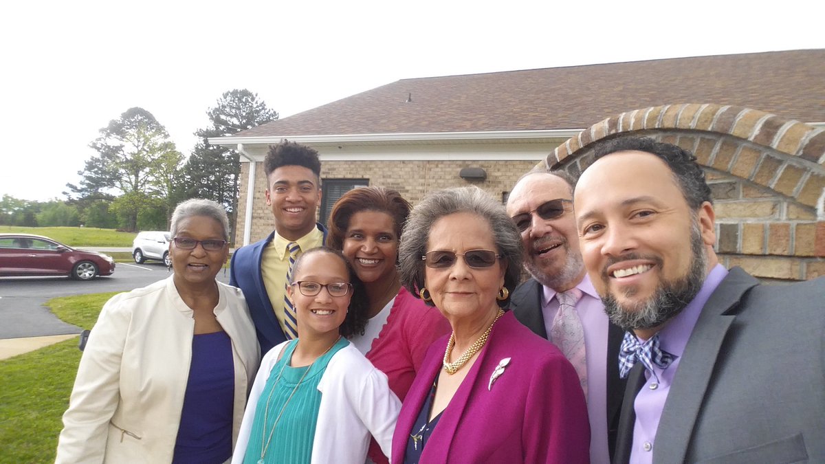cyrus_kelvin's tweet photo. #Easter2019 ..celebrating our risen Savior with family!
#DaysSlowYearsFast #RelishingTheRide
#DadMoments #Glory2God https://t.co/DDWZQBUgA7