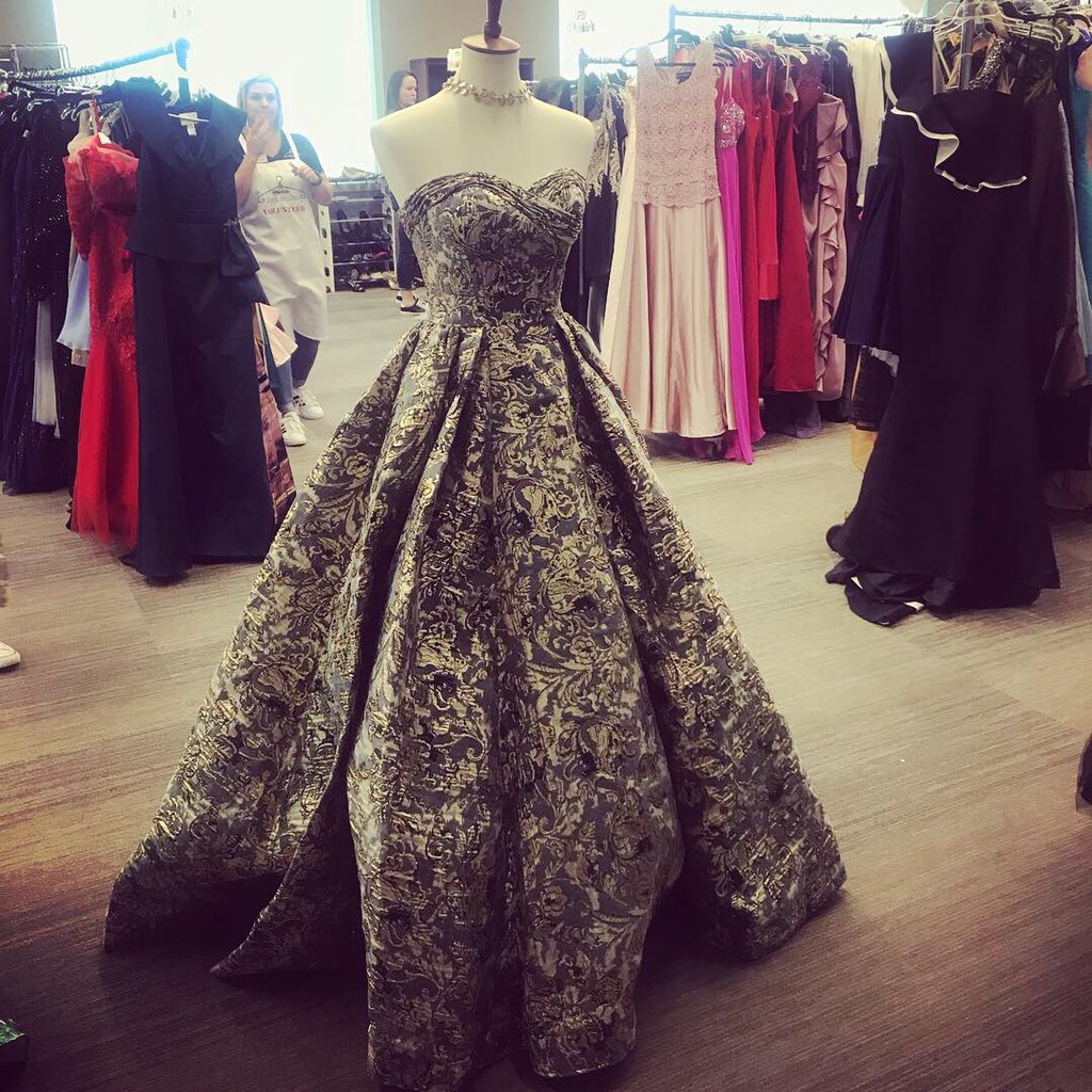 CSheehanPR's tweet photo. So grateful to spend another amazing day volunteering with @ODYD2017 “deploying America’s patriotism one dress at a time” to military members and their families. This year the dress I donated was “deployed” to a wounded warrior U.S. Navy veteran! 🙌🏼 🇺🇸💙💃🏻❤️ https://t.co/9mMTO8ykFH