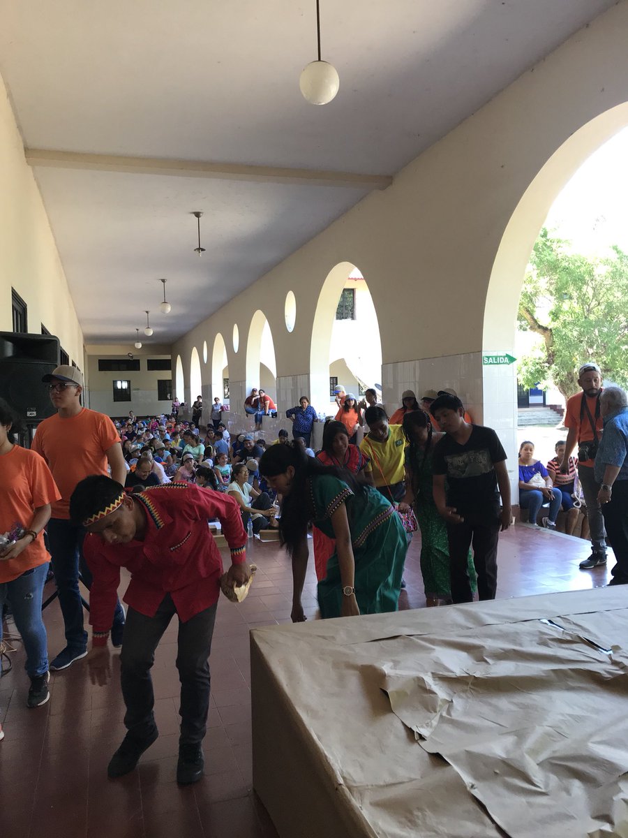 De jovensita, mi sueño  fue ser pintora 👩🏻‍🎨...aunque dudo que tenía suficiente talento #arte #pintura. Por eso, pintar con  cientos de niños Panameños en Santiago de #Veraguas este fin de semana fue un sueño realizado! Y que honor hacerlo con la Maestra Olga Sinclair! <a href="/fosart_org/">FOSART</a>