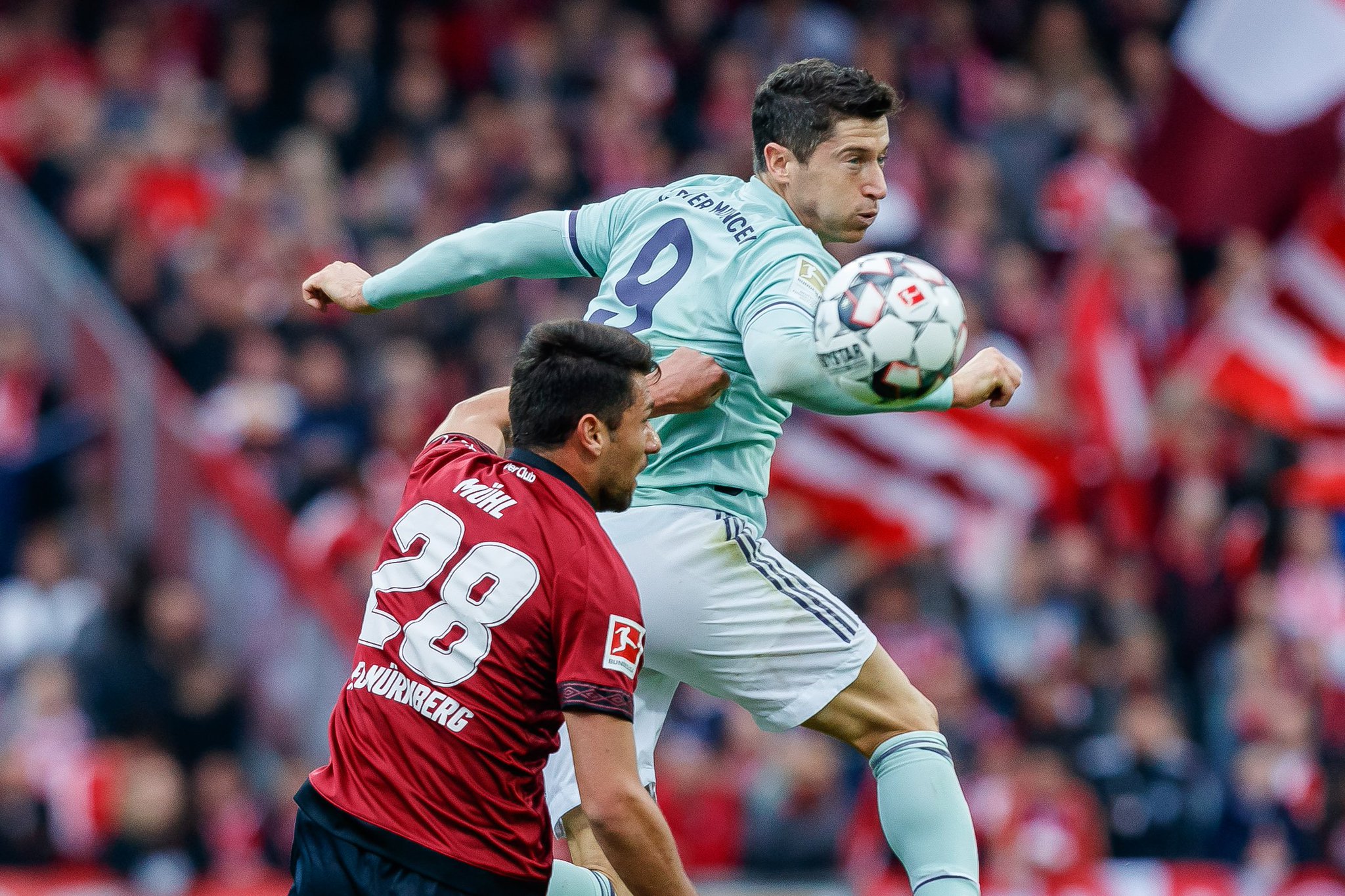 Lewandowski gana un balón de cabeza (@FCBayern).