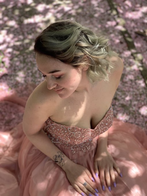 1 pic. i felt like a fairy princess at prom https://t.co/lcj6ZfWyeS