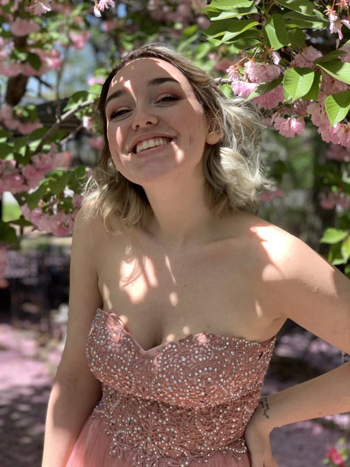 2 pic. i felt like a fairy princess at prom https://t.co/lcj6ZfWyeS