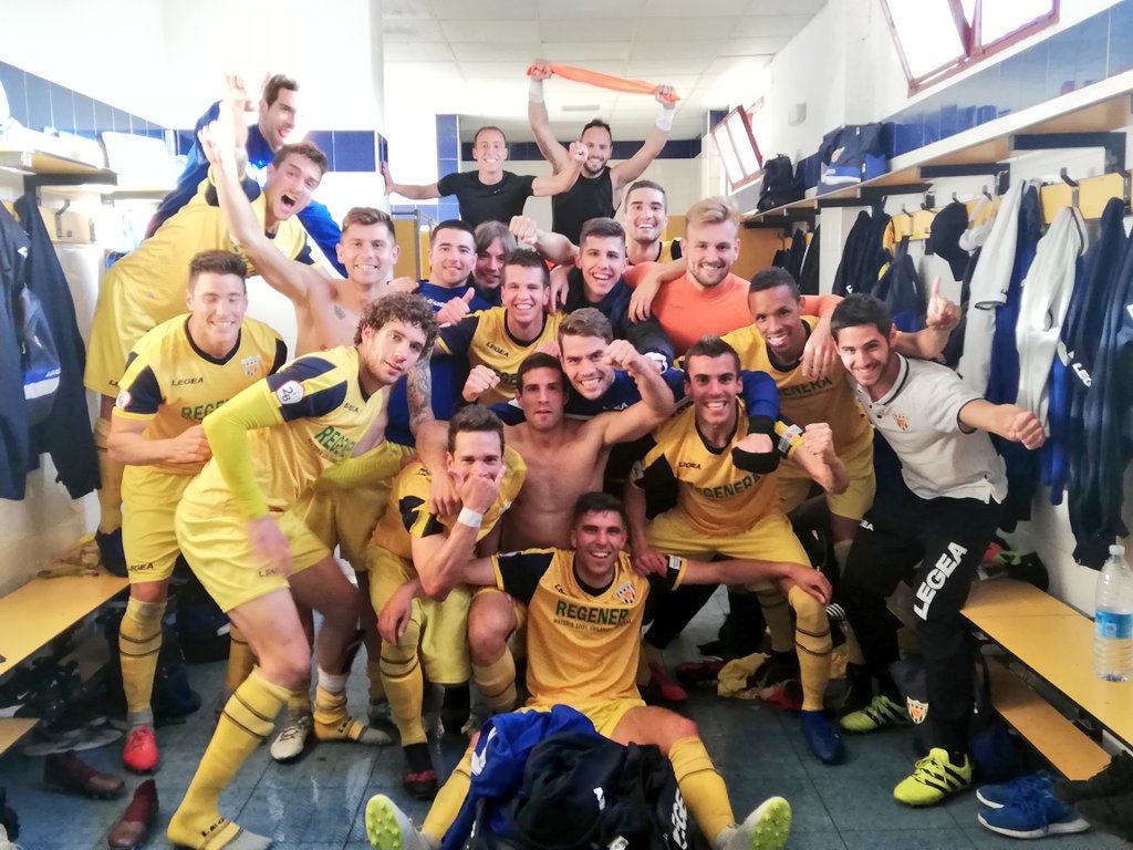 CD_Izarra's tweet photo. ¡3 puntazos que se van para Estella! Nos quedan 3 finales. ¡Vamos equipo! 🍍🔵⚪💪🏼⚽ 
#GernikaIzarra #3Finales #SíSePuede #AupaIzarra https://t.co/sx6evDUaP7