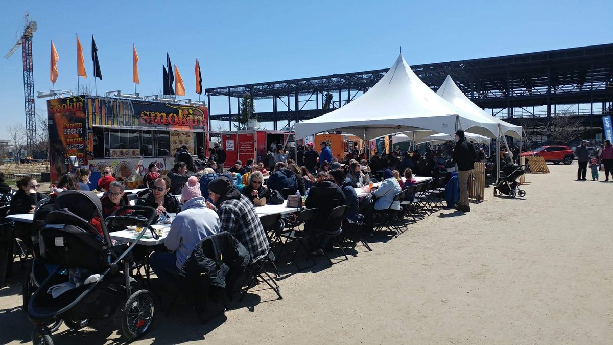 Le Soleil est la. Venezuela chercher voter poutine preferred! #gatineau #poutinefest #poutine #featurefestivals #biereetpoutine