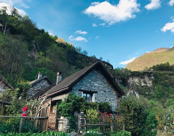 スイスから生情報を発信中 スイス情報 Com Sur Twitter ティチーノ州は今まさに新緑の季節を迎えてるじょ ココはマッジア Maggia からの景色 山の木々はキレイな緑に覆われて カラフルな花 石造りの家がとっても可愛いじょ スイス情報 Ticino 休日 登山
