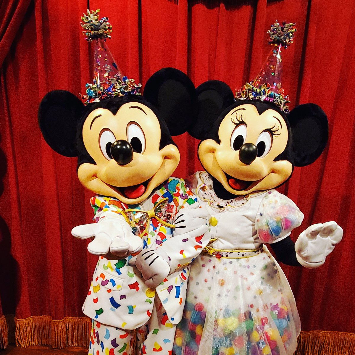 Mymickeyvaca's tweet photo. Had to stop by and wish this lovely couple a very happy birthday. I hope I can look just as good when I turn 90 🤭 #NowMoreThanEver #discoverWDWmagic https://t.co/CeftnpCvWG