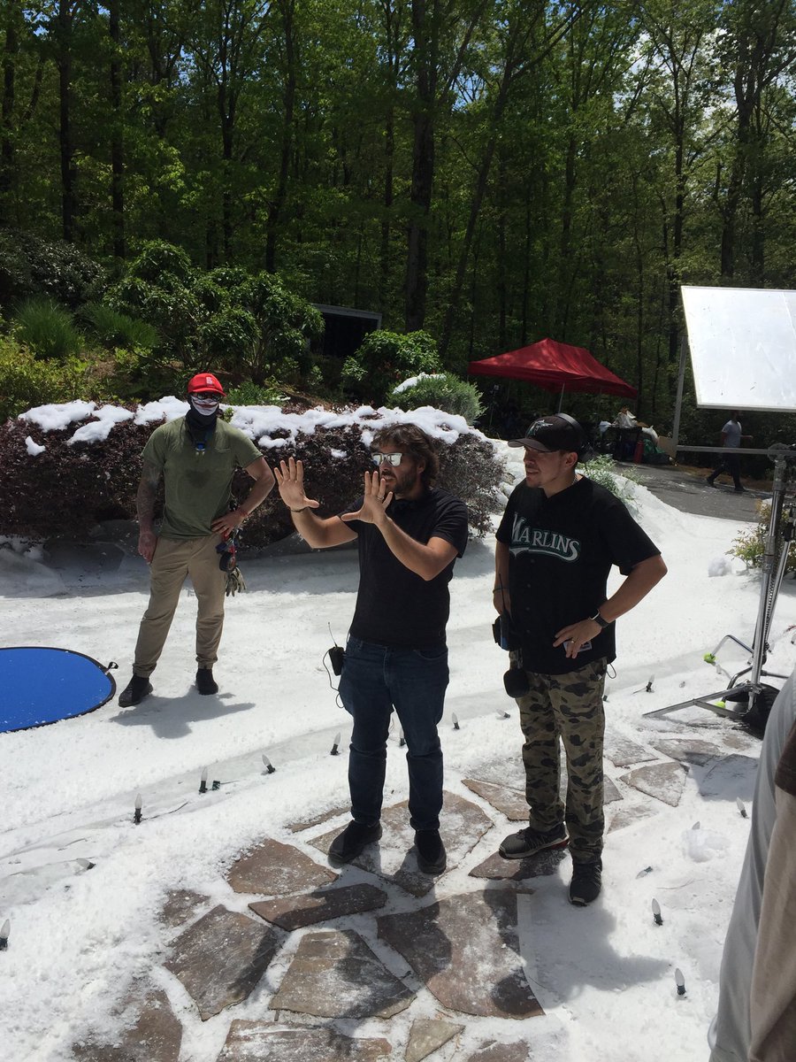 TheRealACoN's tweet photo. Visualizando con Damián Romey
#SetLife #ShootMovies #XmasinApril #Filmmakers #ADLife #holidaymovies
Mientras montan la escena nosotros escuchamos nuestros @yikyquintana @ELBETOFERREIRO 📻
También visualizamos el futuro de los Marlins!
#bolaycorredor https://t.co/Th8GiKKxRr