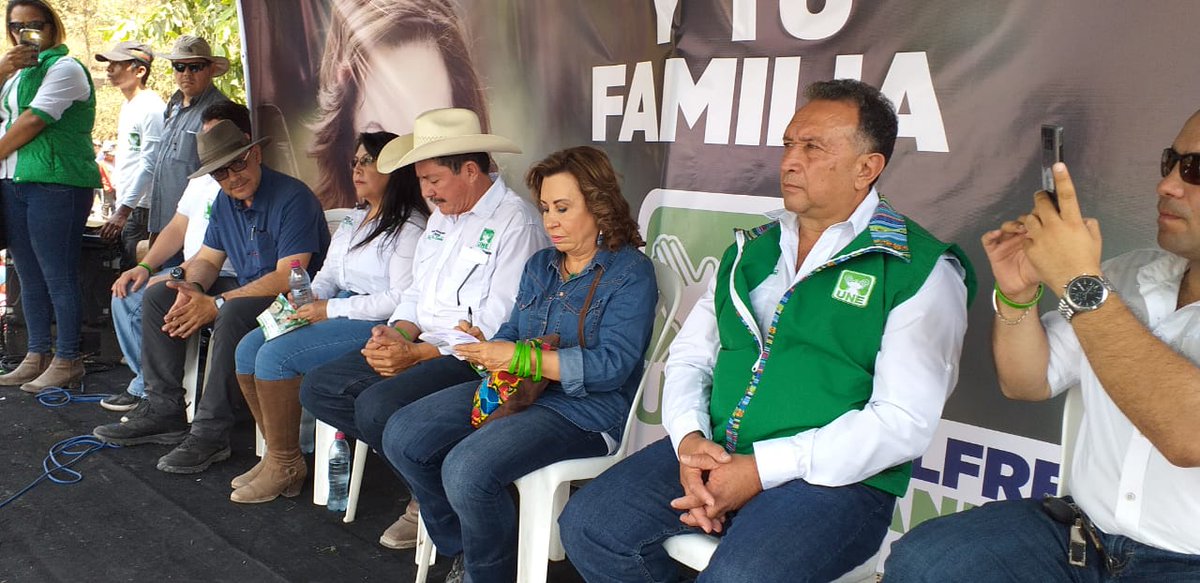 oriente_news's tweet image. @SandraTorresGUA | Cuando sea presidenta no voy a venir a comer gallina en crema con loroco, voy a comer caldo de gallina pero no a escondidas sino publicamente y con todos ustes, dijo a simpatizantes en Sanyuyo #Jalapa