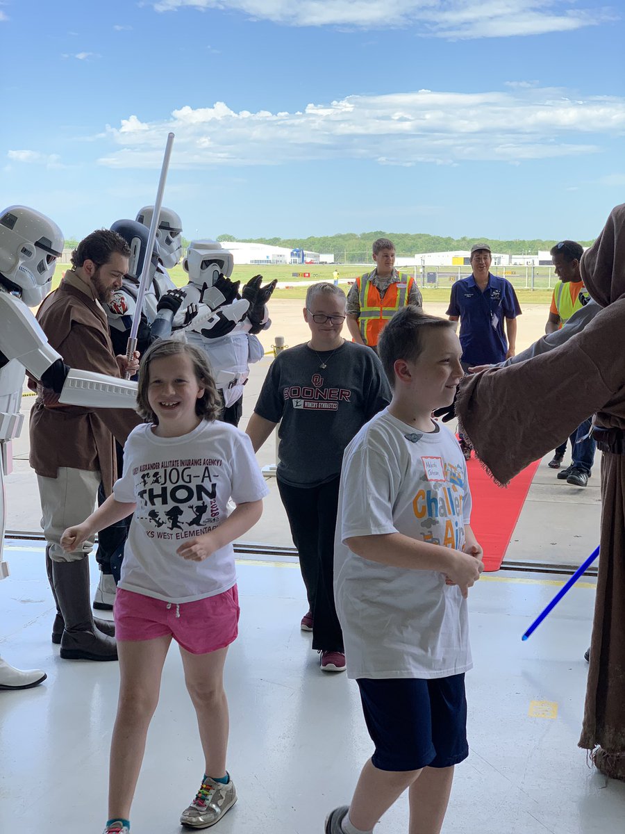 OK501st's tweet photo. Members from the Oklahoma Garrison, @kesselbase, and @okmercs got to be cheerleaders for the children getting on and off the planes yesterday during the @challengeair event.
#badguysdoinggood #challengeair #ok501st #501st #kesselbase #getalvheh #rebellegion https://t.co/4D8j8TtLQ2
