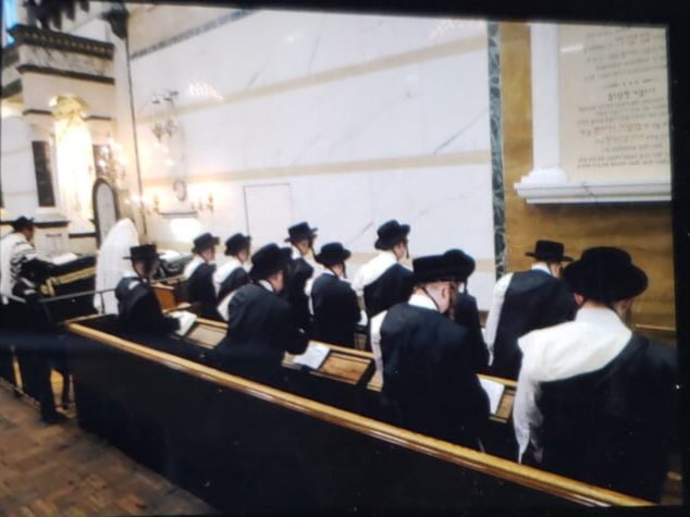 HQSatmar's tweet photo. TODAY 12 new #BarMitzvah Boys putting on their new #Tefillin for the first time by Satmar Grand Rebbe Aron in Town of 🌴Palm Tree🌴what’s notable is that most of them are named “Moshe” after Satmar Grand Rebbe Moshe Teitelbaum OBM (1914-2006) It’s the 13th #Yahrtzeit this week. https://t.co/kg7gjFPft5