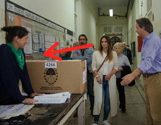 sobredxsis's tweet photo. todas somos la señora del pañuelo https://t.co/Hq9Hh8uEuS