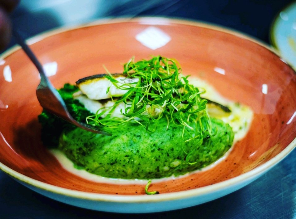 Parsley mash, bass, lemon cream, fennel <a href="/foodatsky/">Tristian Harmsworth</a> <a href="/workforsky/">LifeAtSky</a> #lifeatsky #foodatsky #moneyshot