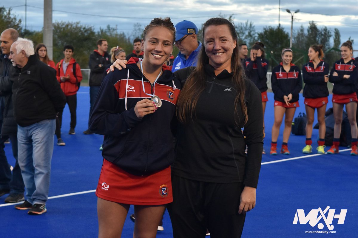 MinutoHockey's tweet photo. Las destacadas del #ArgSub21
Goleadora: Julieta Jankunas, fue la máxima anotadora con ocho conversiones.
Mejor jugadora: Candela Nobile, jugadora de Litoral.
Mejor arquera: La tucumana María Josefina Du Plessis.
Mejor jugadora de la final: La cordobesa Victoria Miranda. https://t.co/xRtaGHd9PZ