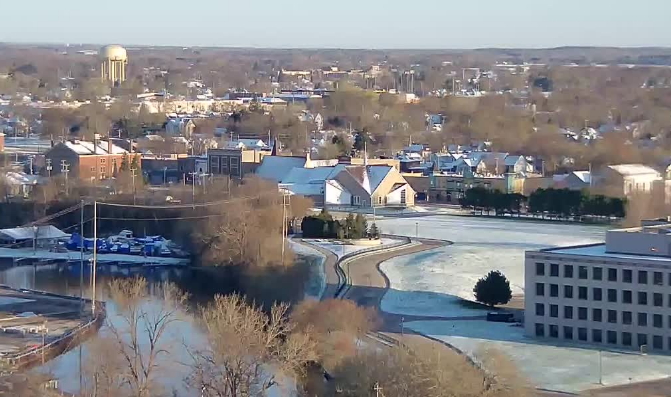jritka's tweet photo. What a difference 4 hours of April sunshine makes! Racine at 5:40am & again at 9:40am. #wiwx #melting #sNOwMORE #sunshine https://t.co/LnzL34IwS1