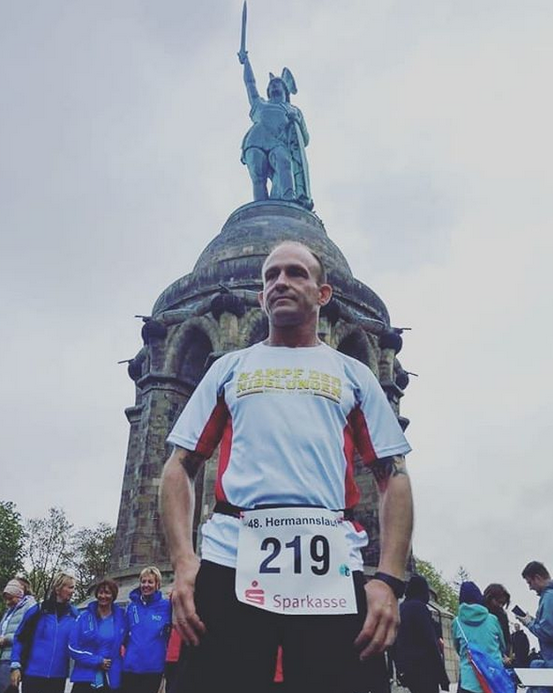 Antifa_Info_Bi's tweet photo. Am heutigen #Hermannslauf2019 nahmen wieder mehrere Nazis teil, wie nahezu fast jährlich Jan Tiemann (Bielefeld), aber auch der millitante Nazi Steffen Holthusen (HH) im #kampfderniebelungen Shirt! https://t.co/XDz1EEVseq