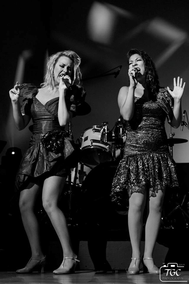 TGCPhoto's tweet photo. Aug 2013 - @HeatherFamous and @JannetteA singing their hearts out at the 80s Ladies show.

#ThrowbackThursday 
#ExploreBranson https://t.co/5PTcbyYyHf