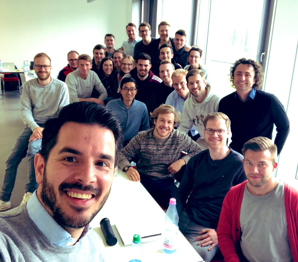 LLorenzOO's tweet photo. Vielen Dank an alle Studenten für die interessanten Diskussionen. @unibt @spoekoalumni #mbasportmanagementubt https://t.co/VVY7OqUZYB