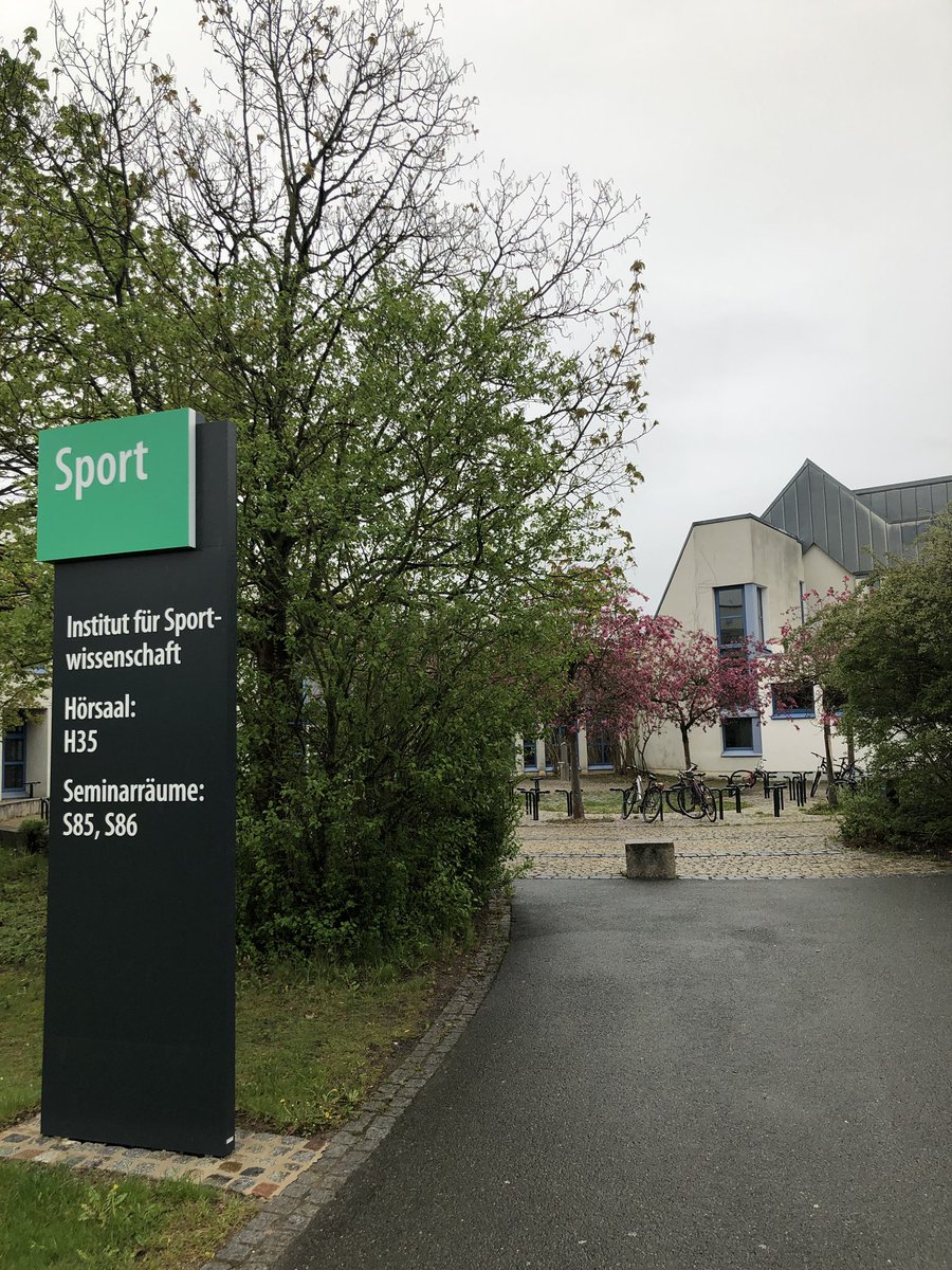 LLorenzOO's tweet photo. Vielen Dank an alle Studenten für die interessanten Diskussionen. @unibt @spoekoalumni #mbasportmanagementubt https://t.co/VVY7OqUZYB